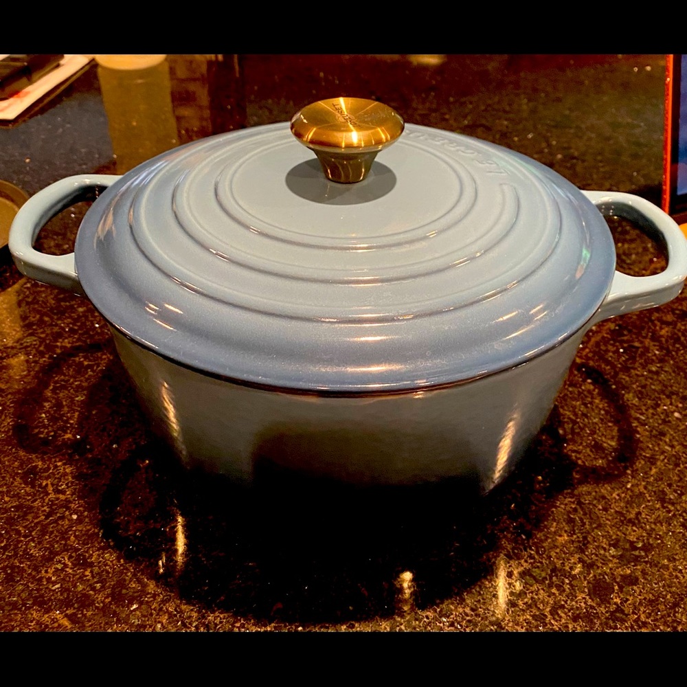 Nearly new Le Creuset round 3.5 quart Dutch oven